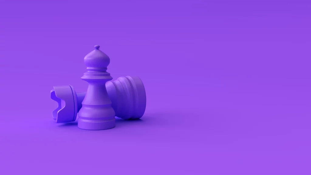 Un alfil, un peón y un caballo de ajedrez de color púrpura sobre un fondo monocromático ilustran una estrategia de publicidad.