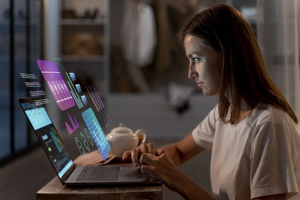 Chica utilizando herramientas de IA para hacer un análisis de marketing digital.