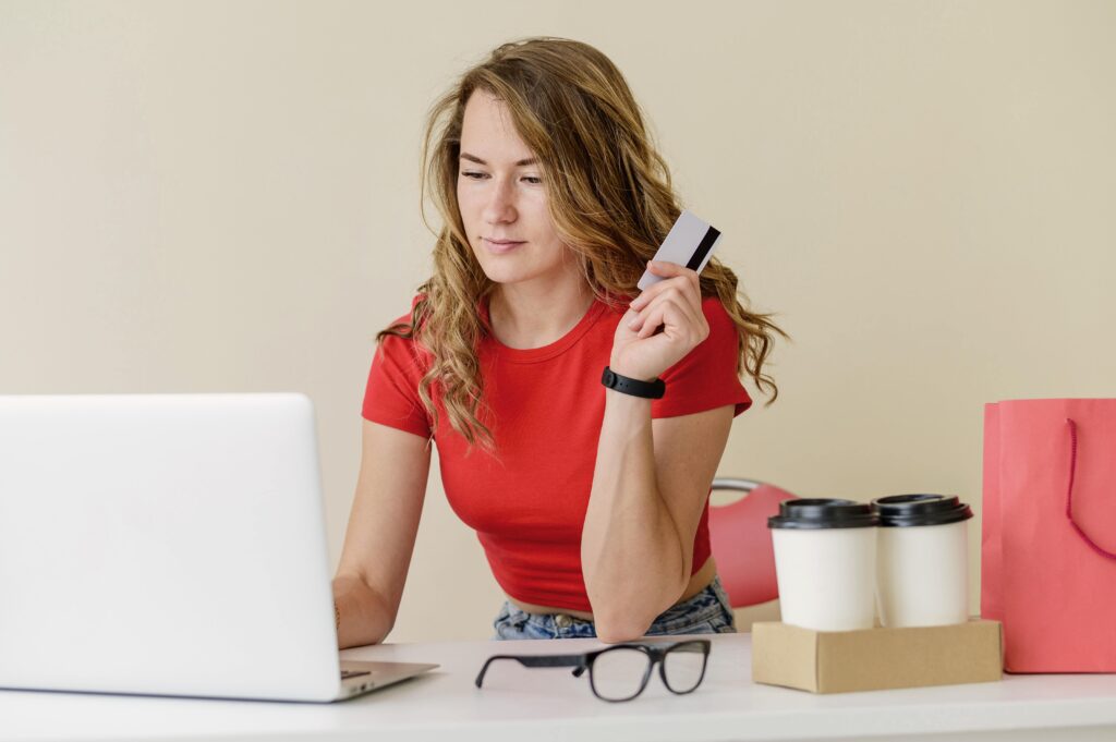 Mujer optimizando para SEO su tienda online Woocommerce