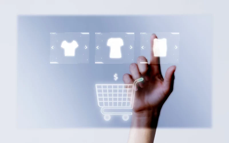 Una persona interactúa con una interfaz de compra holográfica futurista para su negocio, seleccionando productos representados por íconos.